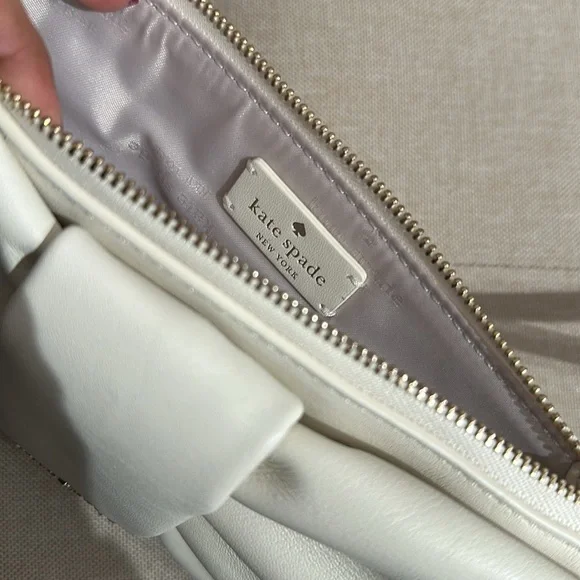 Kate Spade New York

MILLIE BOW MEDIUM WRISTLET - Picture 4 of 4